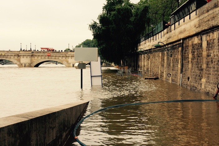 Sols rendus imperméables : les quais de Paris inondés.