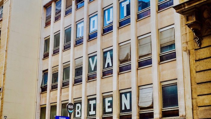 La façade du squat Post, avec les lettres Tout va bien, photo François Lafite