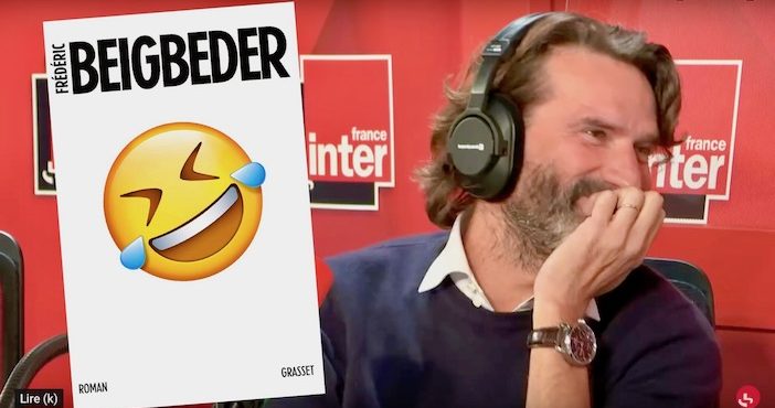 Frédéric Beigbeder à France Inter et la couverure de son roman L'Homme qui pleure de rire