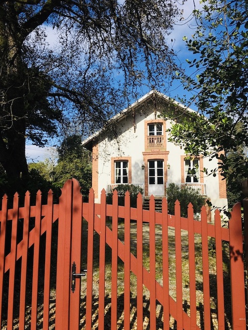 maison au portail rouge