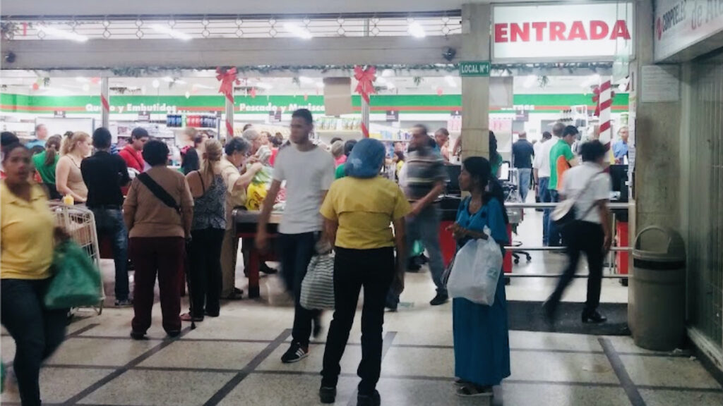 L'entrée et la foule aux caisses de l'hypermarché Mercasa à Maracaibo au Venezuela.