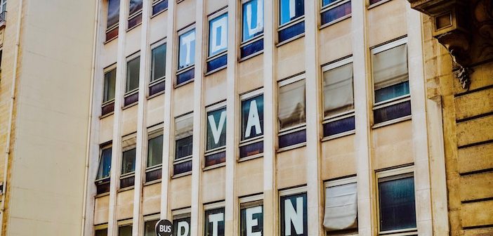 La façade du squat Post, avec les lettres Tout va bien, photo François Lafite