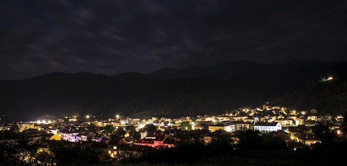 Pollution luminause : un village éclairé la nuit pour rien...