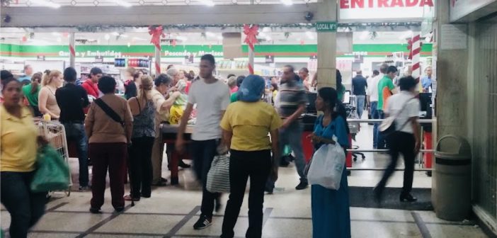 L'entrée et la foule aux caisses de l'hypermarché Mercasa à Maracaibo au Venezuela.